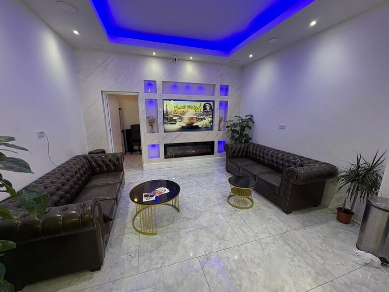 Retail in London to rent - Building Photo - Image 3 of 7