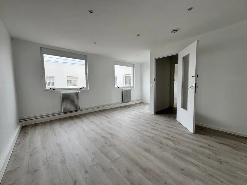 Office in Osny to rent Interior Photo- Image 1 of 11