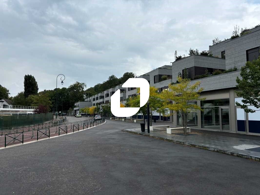 Retail in Ville D Avray to rent Building Photo- Image 1 of 2