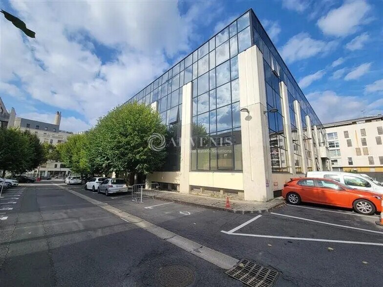 Office in Saint-Ouen-sur-Seine to rent - Building Photo - Image 1 of 12