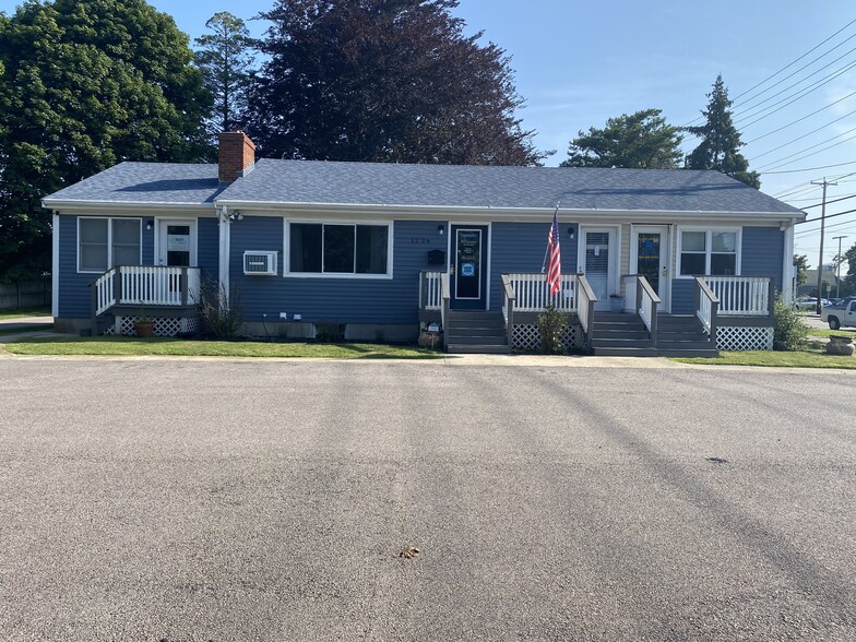 1224 W Main Rd, Middletown, RI for rent - Building Photo - Image 1 of 10