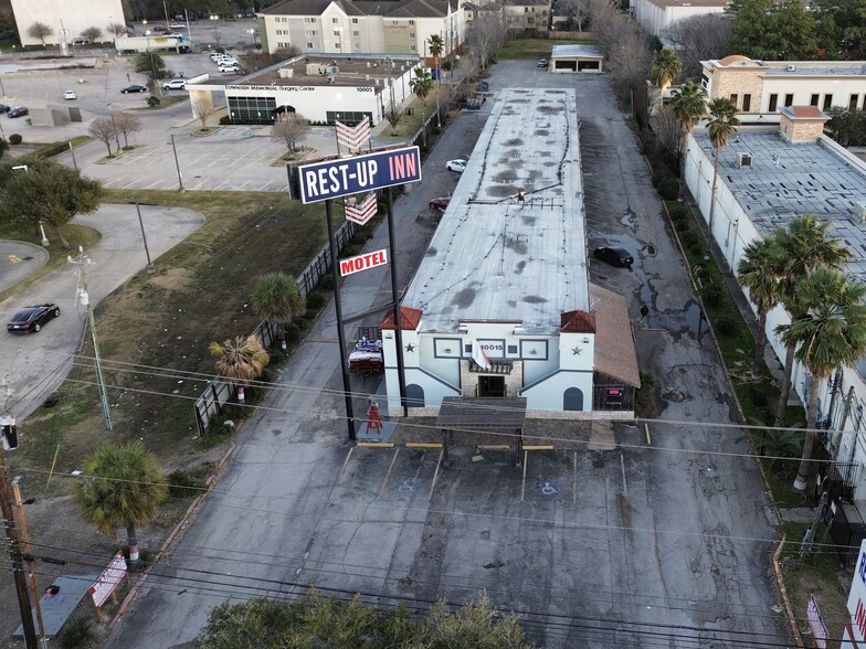 10015 S Main St, Houston, TX for sale - Building Photo - Image 3 of 9