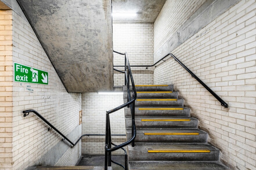 8 Andrews Rd, London to rent - Interior Photo - Image 3 of 8