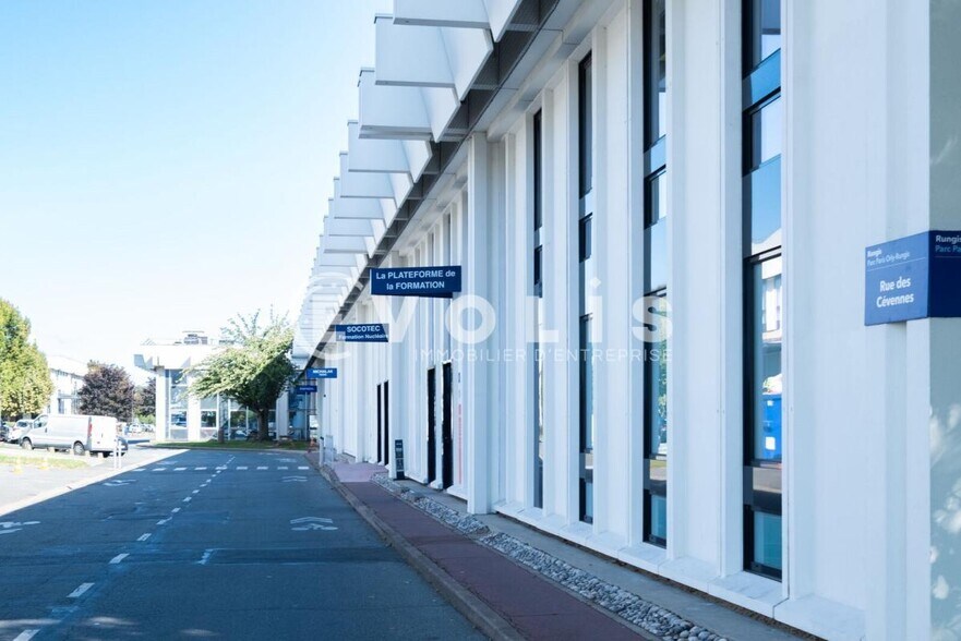 6 Rue Des Cévennes, Rungis to rent - Building Photo - Image 2 of 8