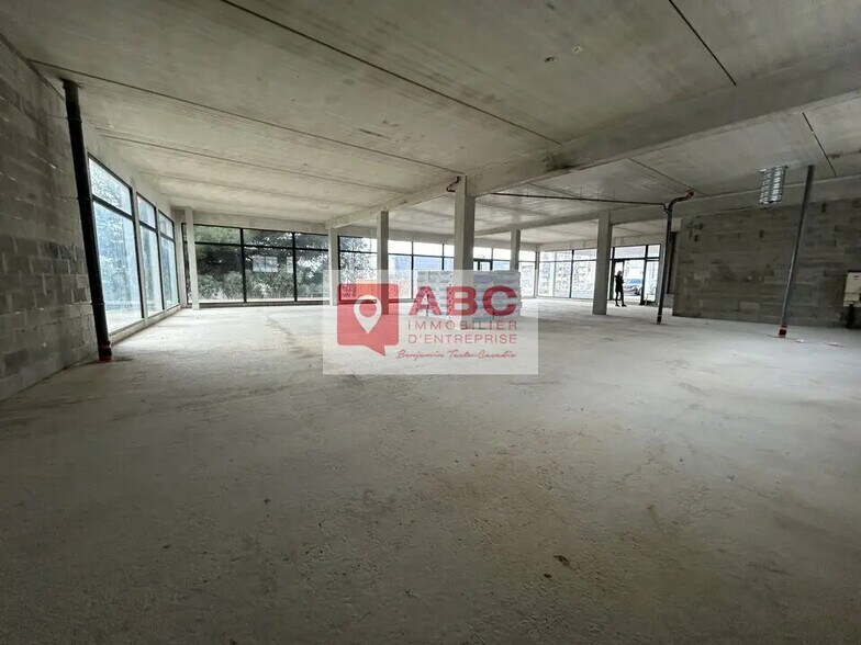 Retail in Lattes to rent - Building Photo - Image 2 of 5