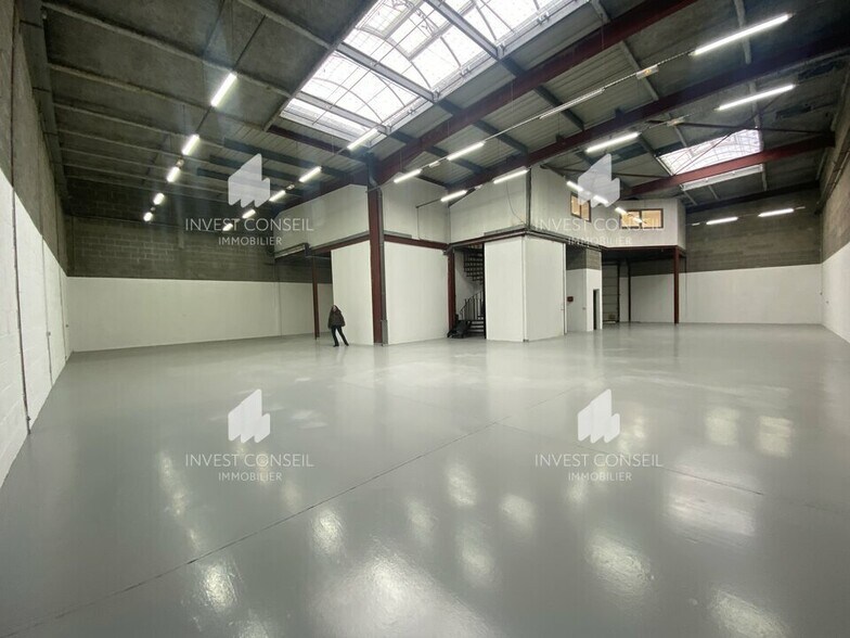 Light Industrial in Le Thillay to rent - Building Photo - Image 2 of 11