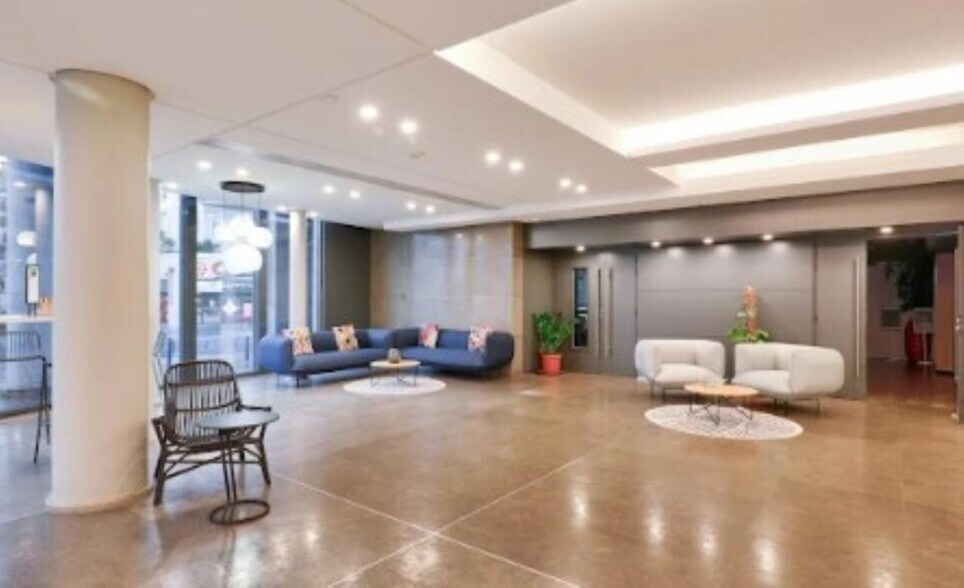 4 Rue Eugène Renault, Maisons-Alfort to rent - Lobby - Image 3 of 6