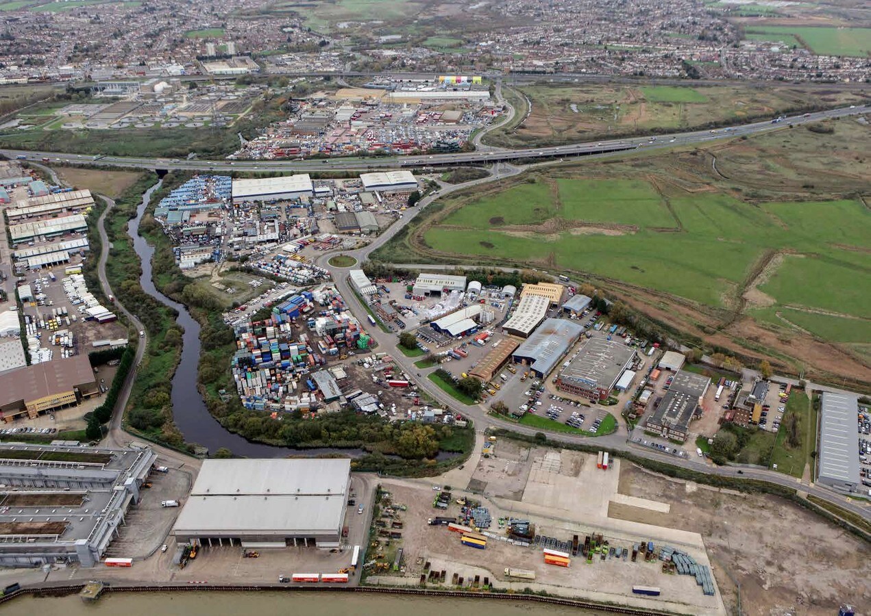 Ferry Ln, Rainham RM13 9DB UK