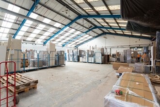 Turnpike Close, Rochdale to rent Interior Photo- Image 2 of 24