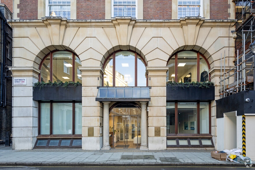 2 Queen Annes Gate Buildings, London to rent - Building Photo - Image 3 of 3
