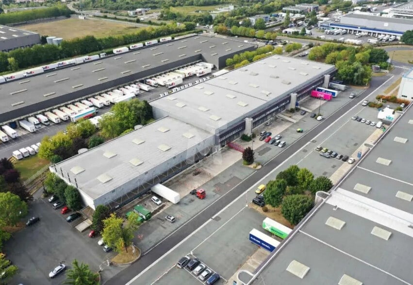 Industrial in Lieusaint to rent - Building Photo - Image 3 of 6