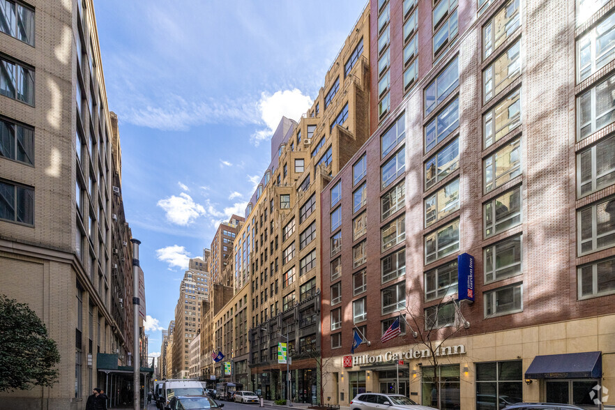 320-324 W 37th St, New York, NY for rent - Building Photo - Image 1 of 4