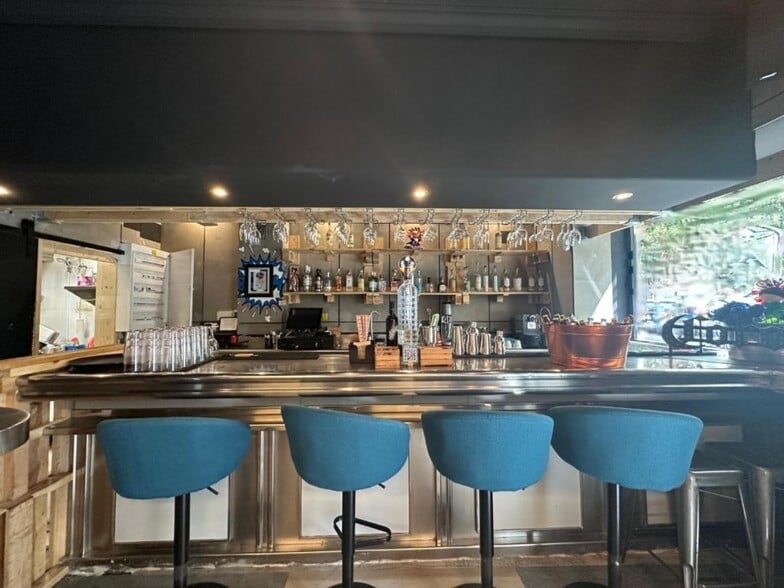 Retail in Madrid, Madrid to rent - Building Photo - Image 1 of 4