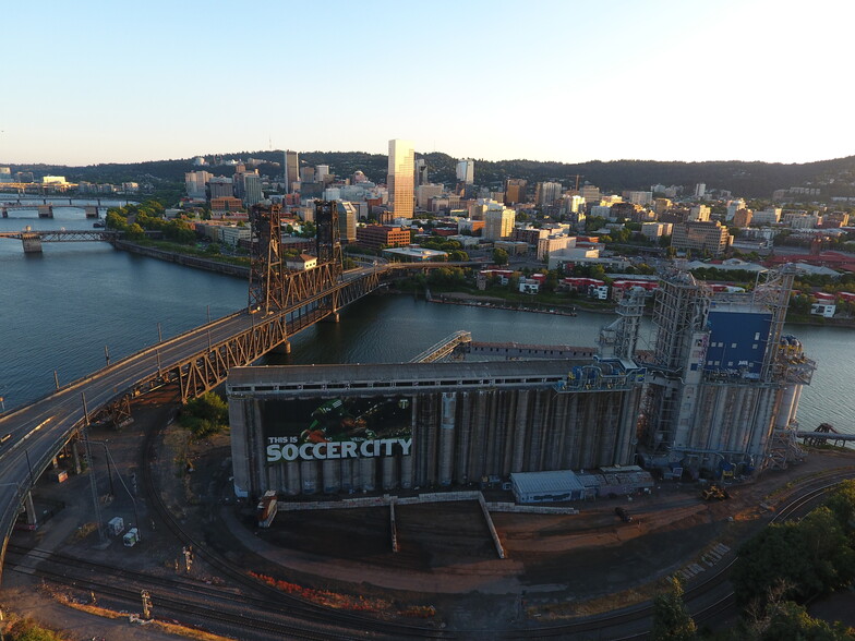 900 N Thunderbird Way, Portland, OR for sale - Building Photo - Image 1 of 17