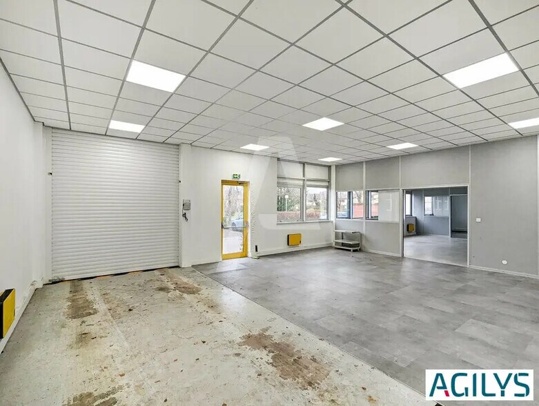 Light Industrial in Les Ulis to rent - Building Photo - Image 2 of 13