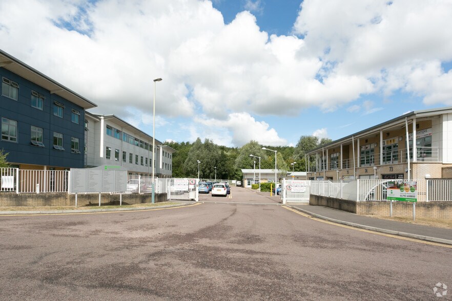 Rivermead Dr, Swindon to rent - Building Photo - Image 2 of 4