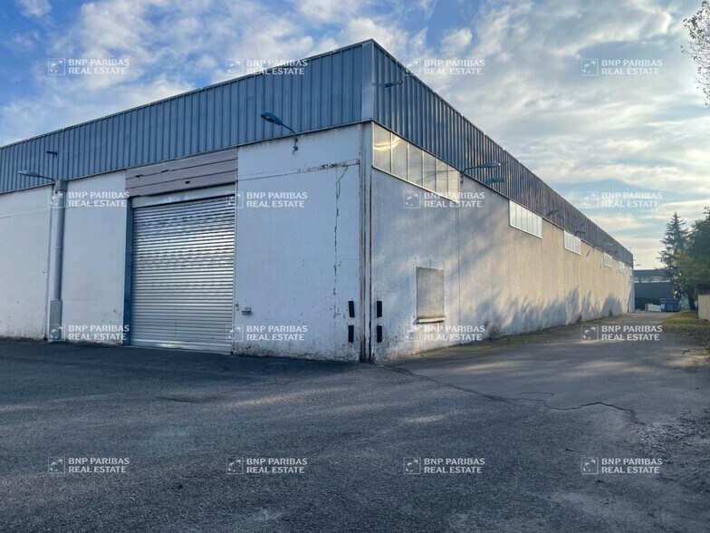 Light Industrial in Vaulx-en-Velin to rent - Building Photo - Image 3 of 13