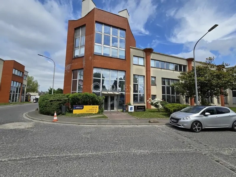 Office in La Courneuve to rent Building Photo- Image 1 of 8