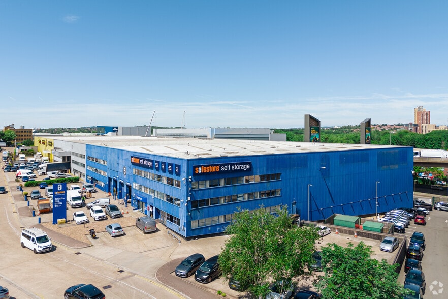 1000 North Circular Rd, London for sale - Building Photo - Image 1 of 1
