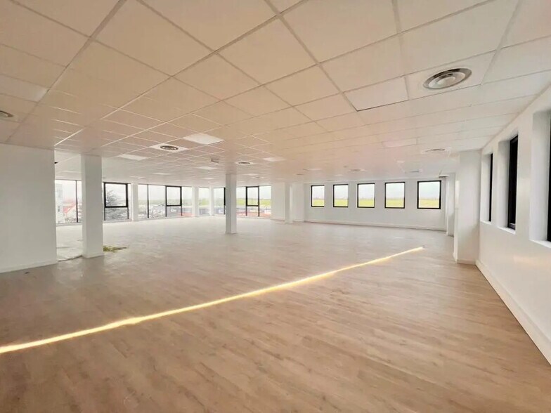 Office in Plaisir to rent - Interior Photo - Image 3 of 6