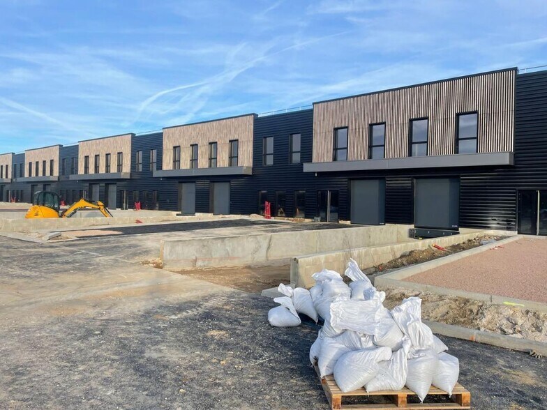 Industrial in Puiseux-en-France to rent - Building Photo - Image 2 of 5