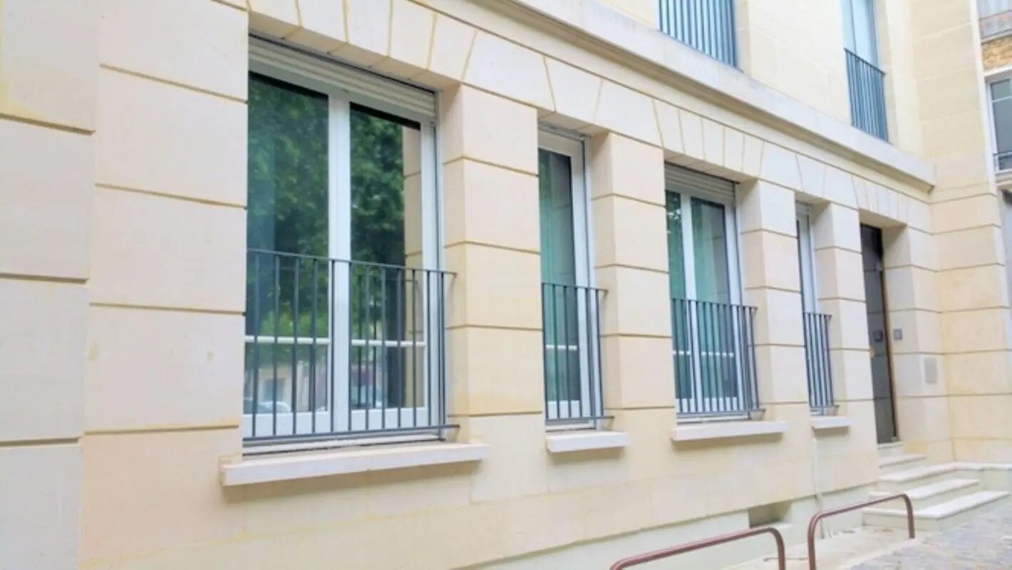 Office in Versailles to rent Building Photo- Image 1 of 8