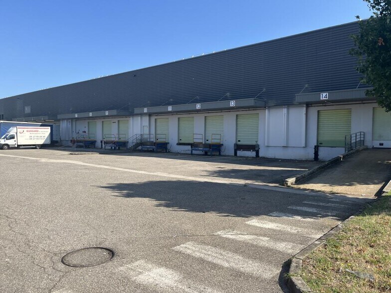 Light Industrial in Vénissieux to rent - Building Photo - Image 3 of 12