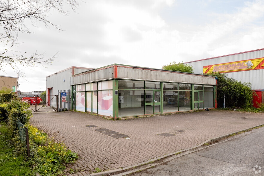 Broadfields, Aylesbury to rent - Primary Photo - Image 1 of 2