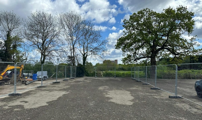Wood End Gdns, Northolt to rent Primary Photo- Image 1 of 4
