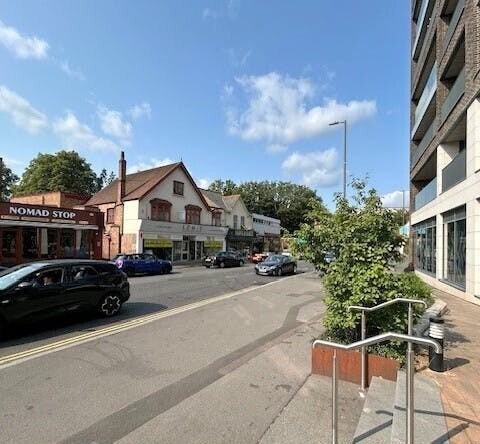 131 High St, Staines to rent - Building Photo - Image 2 of 4