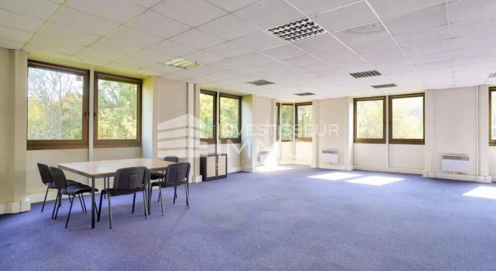 Light Industrial in Torcy to rent - Interior Photo - Image 2 of 5