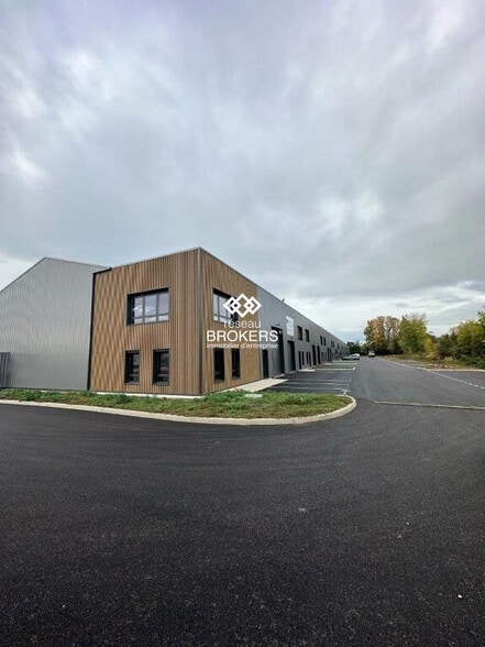 Light Industrial in Bourgoin-Jallieu to rent - Building Photo - Image 2 of 17