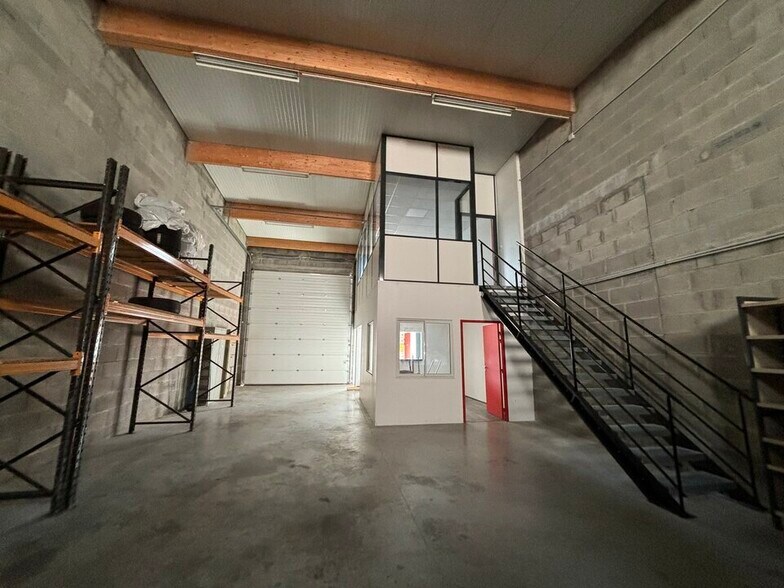 Light Industrial in Saint-Laurent-de-Mure to rent - Interior Photo - Image 3 of 12