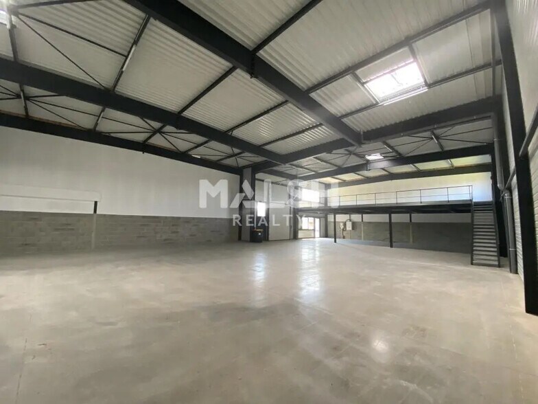 Light Industrial in Frans to rent - Interior Photo - Image 2 of 10