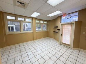 500 N Main Ave, San Antonio, TX for rent Interior Photo- Image 1 of 4