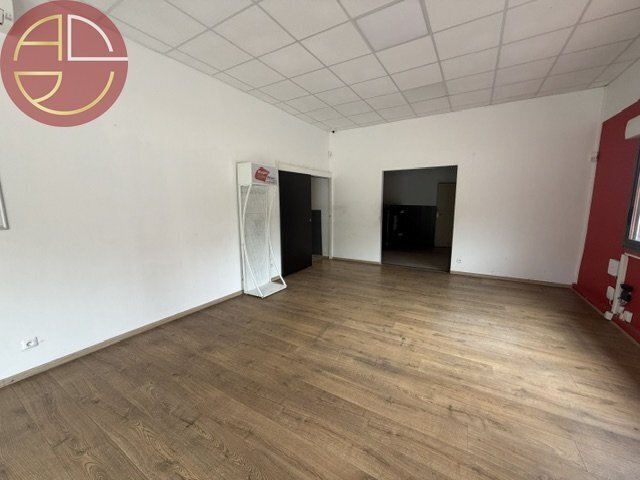 Retail in Colomiers to rent - Interior Photo - Image 2 of 4