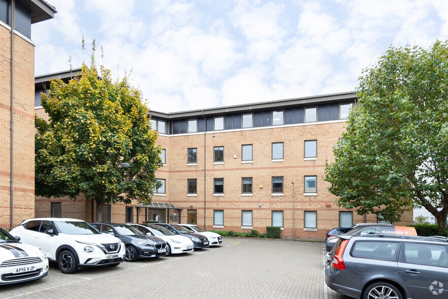 Sir Thomas Longley Rd, Rochester to rent - Primary Photo - Image 1 of 2