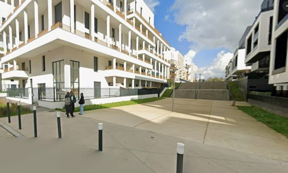 Retail in Cergy for sale Building Photo- Image 1 of 2