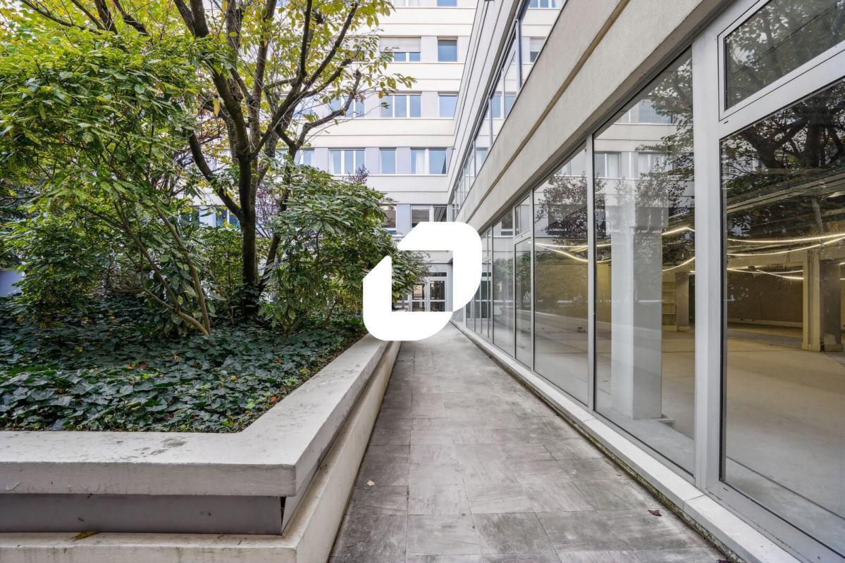 Office in Paris for sale Building Photo- Image 1 of 15