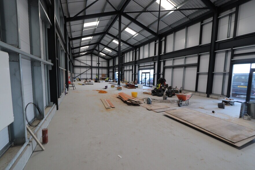 1-4 Estuary Retail Park, Wadebridge to rent - Interior Photo - Image 2 of 10