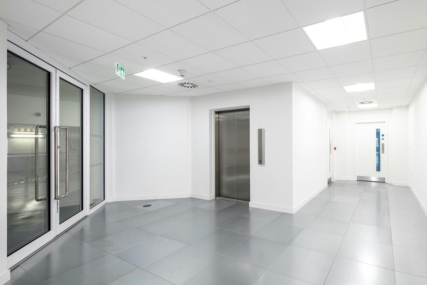 Wood St, Kingston Upon Thames to rent - Building Photo - Image 2 of 8