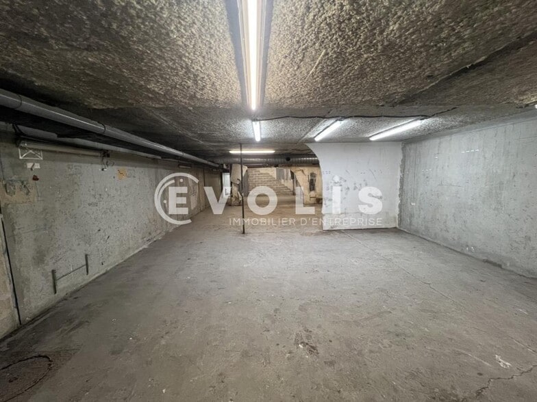 Light Industrial in Maisons-Alfort for sale - Interior Photo - Image 3 of 8