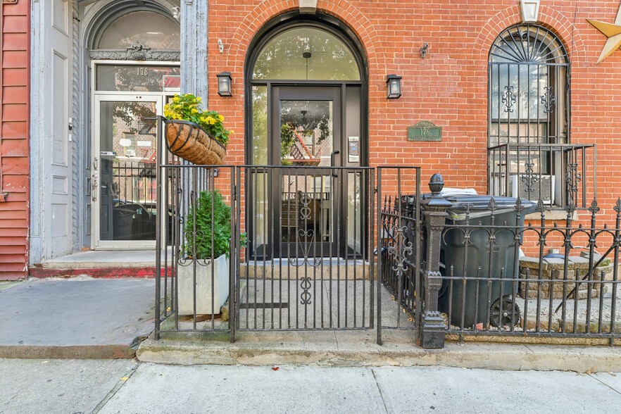 176 Meserole St, Brooklyn, NY for sale - Building Photo - Image 2 of 7