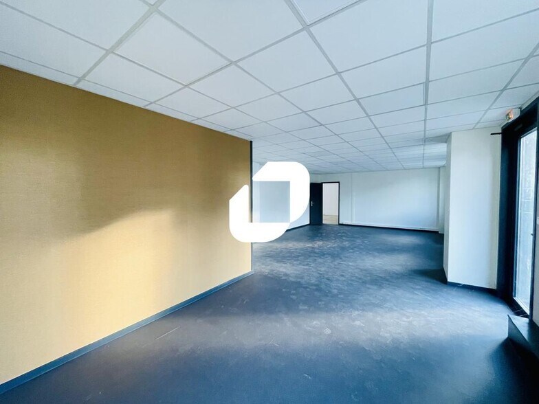 11-13 Chemin De L'Industrie, Dardilly to rent - Interior Photo - Image 2 of 16