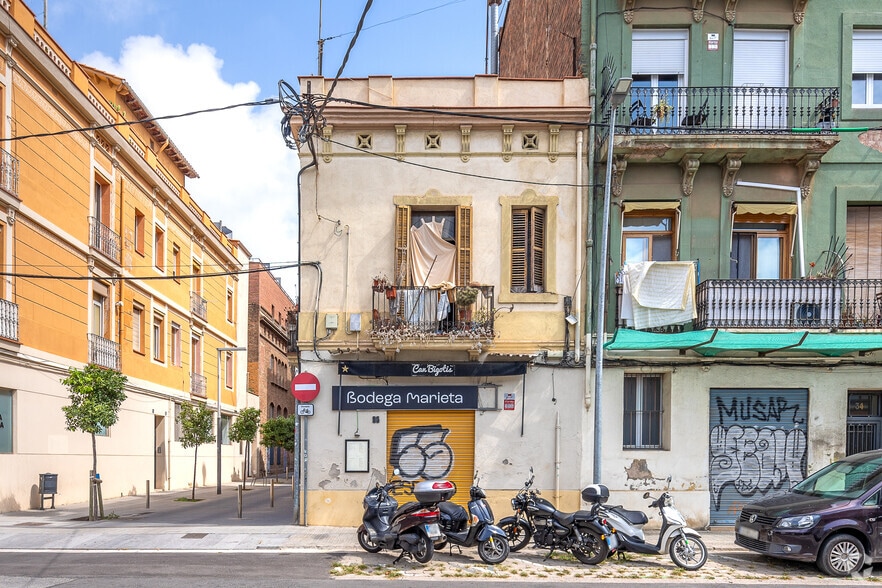 Retail in Barcelona, Barcelona to rent - Building Photo - Image 2 of 2