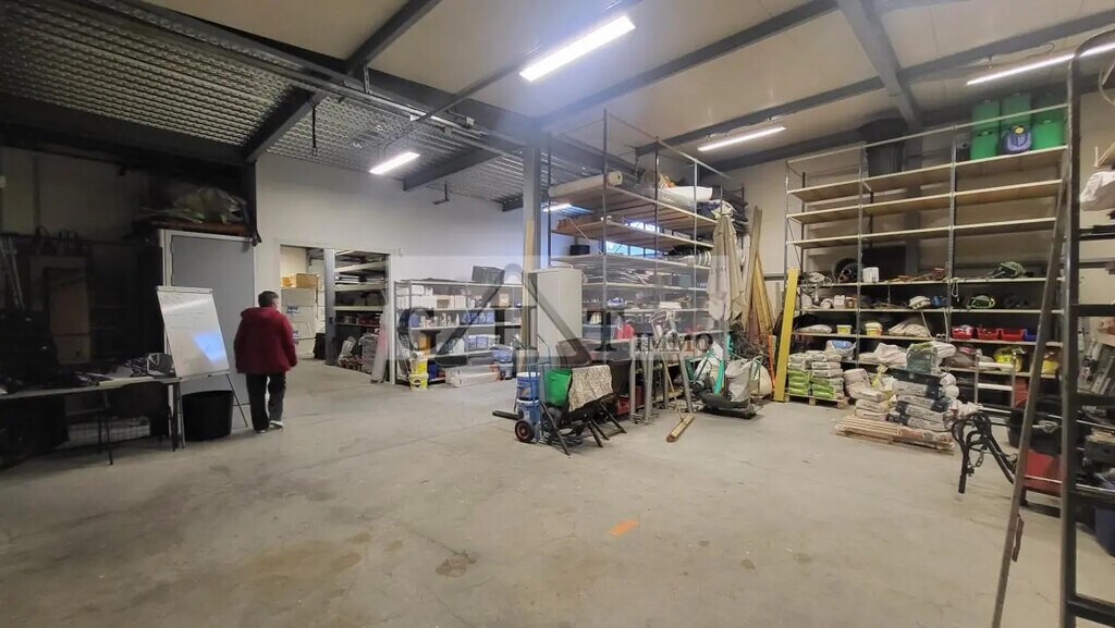 Location Entrepôt 377 m² - Photo 1