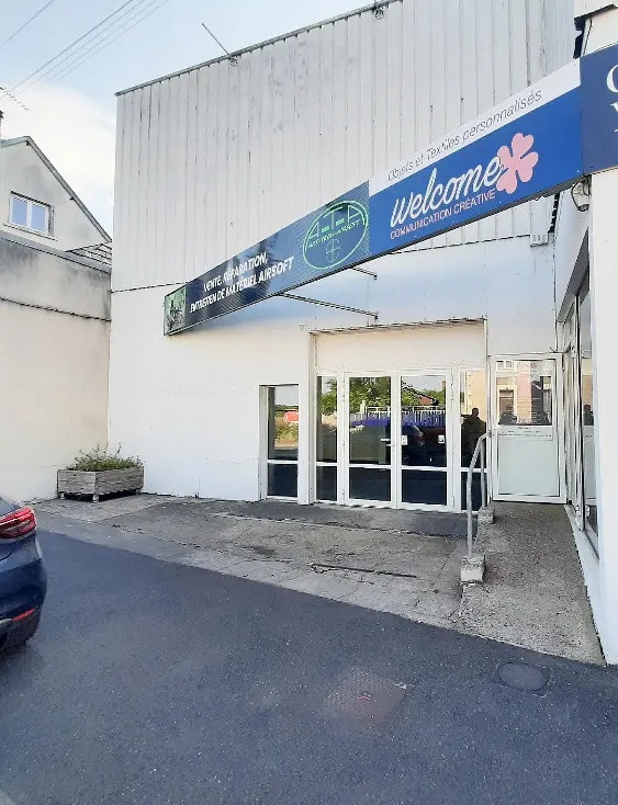 Location Commerce 100 m² - Photo 1