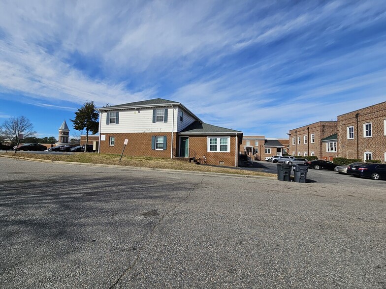 11923 Centre St, Chester, VA for rent - Building Photo - Image 3 of 4