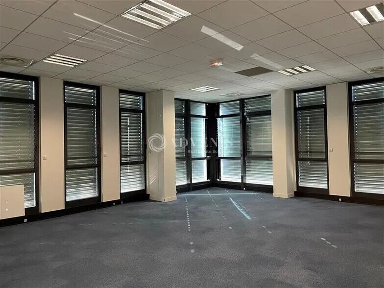 Office in Élancourt to rent - Interior Photo - Image 2 of 5