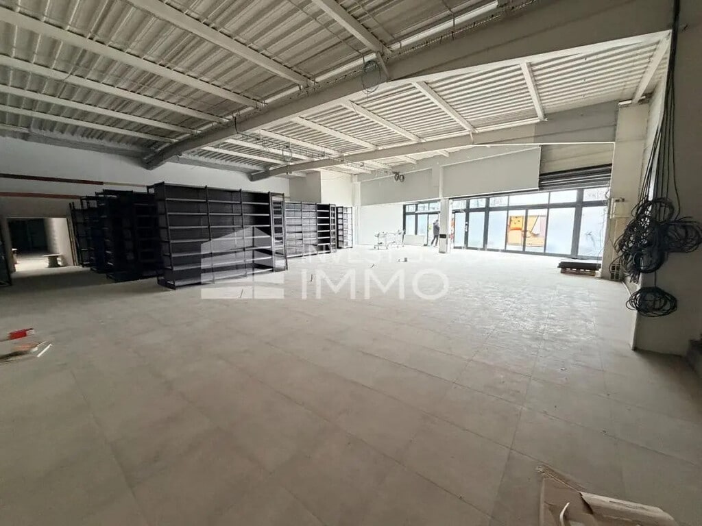 Location Commerce 676 m² - Photo 1